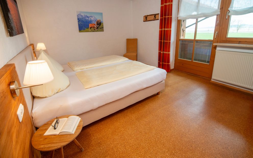 Schlafzimmer der Ferienwohnung 4 im Ferienhaus Haußmann, Schwangau