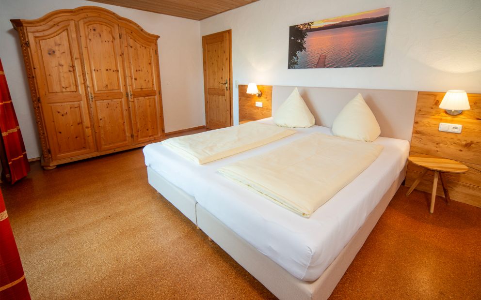 Schlafzimmer der Ferienwohnung 4 im Ferienhaus Haußmann, Schwangau
